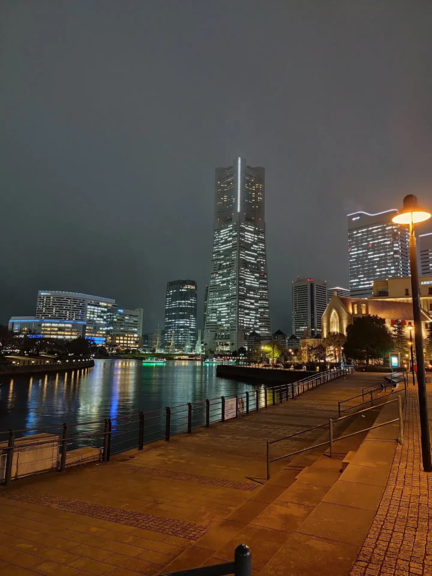 Paseo marítimo y parques frente a la bahía